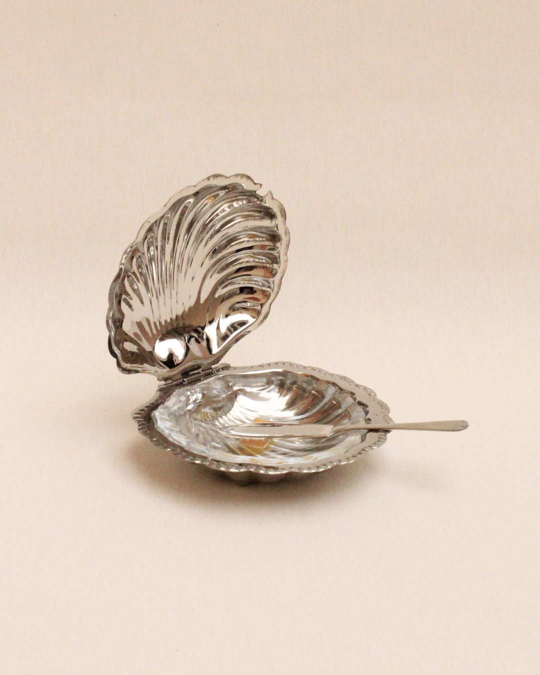 vintage seashell shape covered butter dish, silver plate w/ glass liner  scallop shell