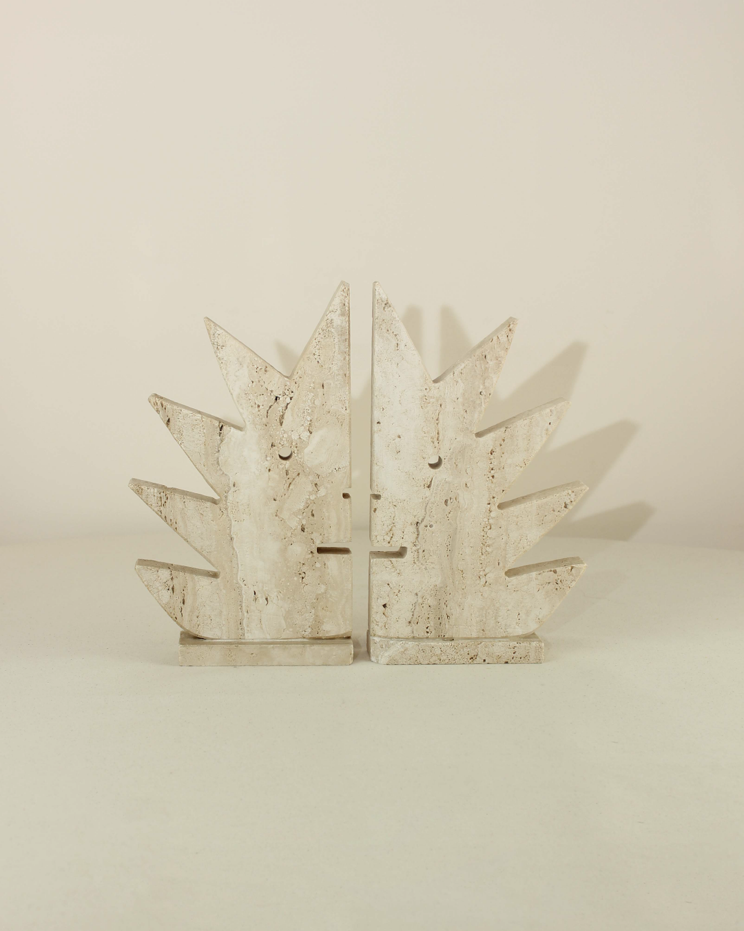 Sujeta libros Marmol Travertino