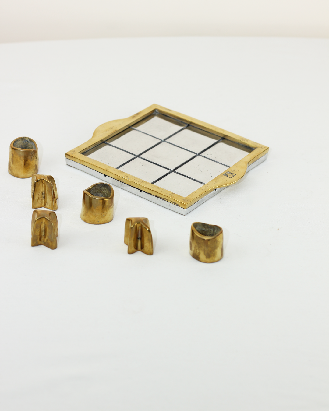 TRES EN RAYA BRUTALISTA