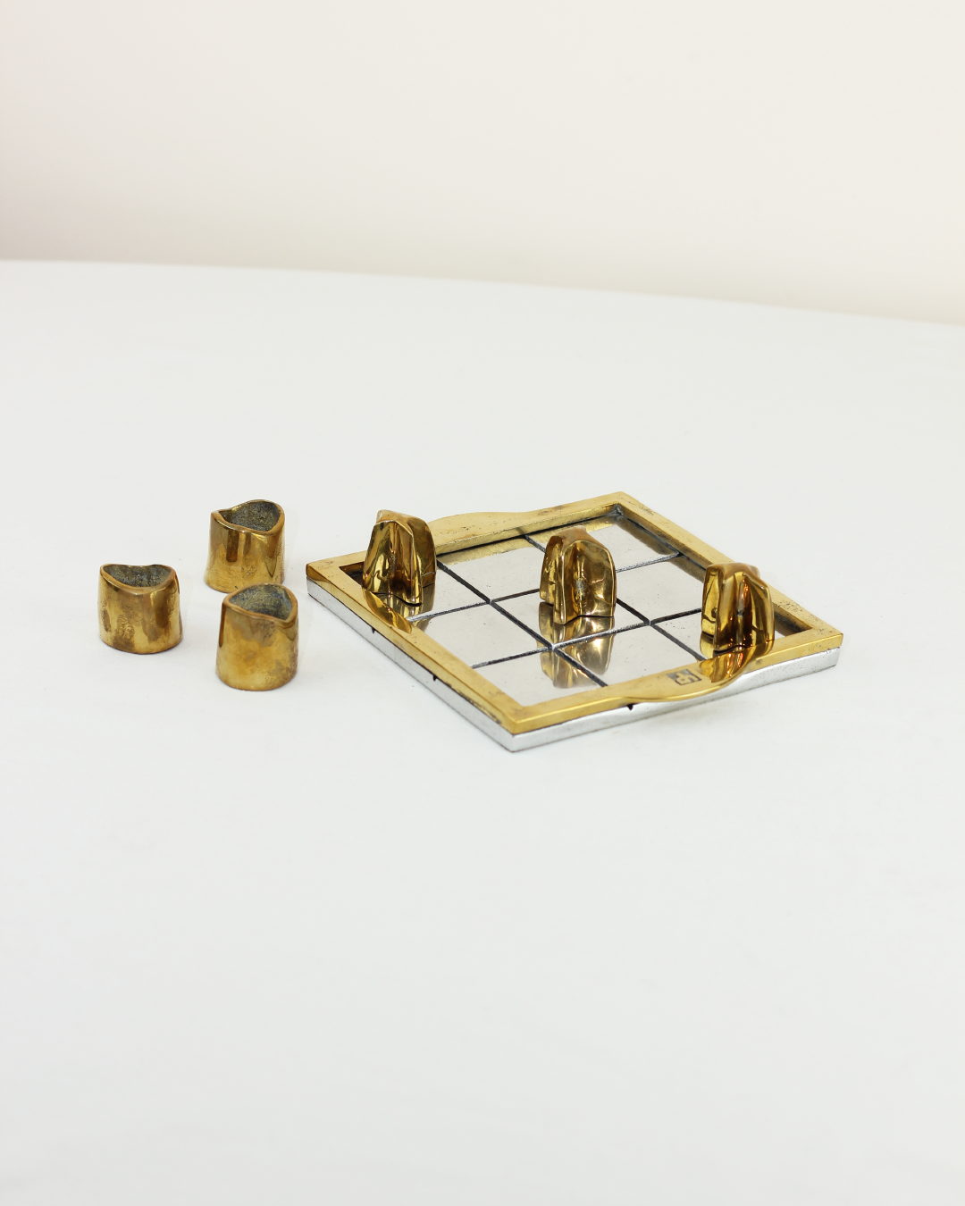 TRES EN RAYA BRUTALISTA