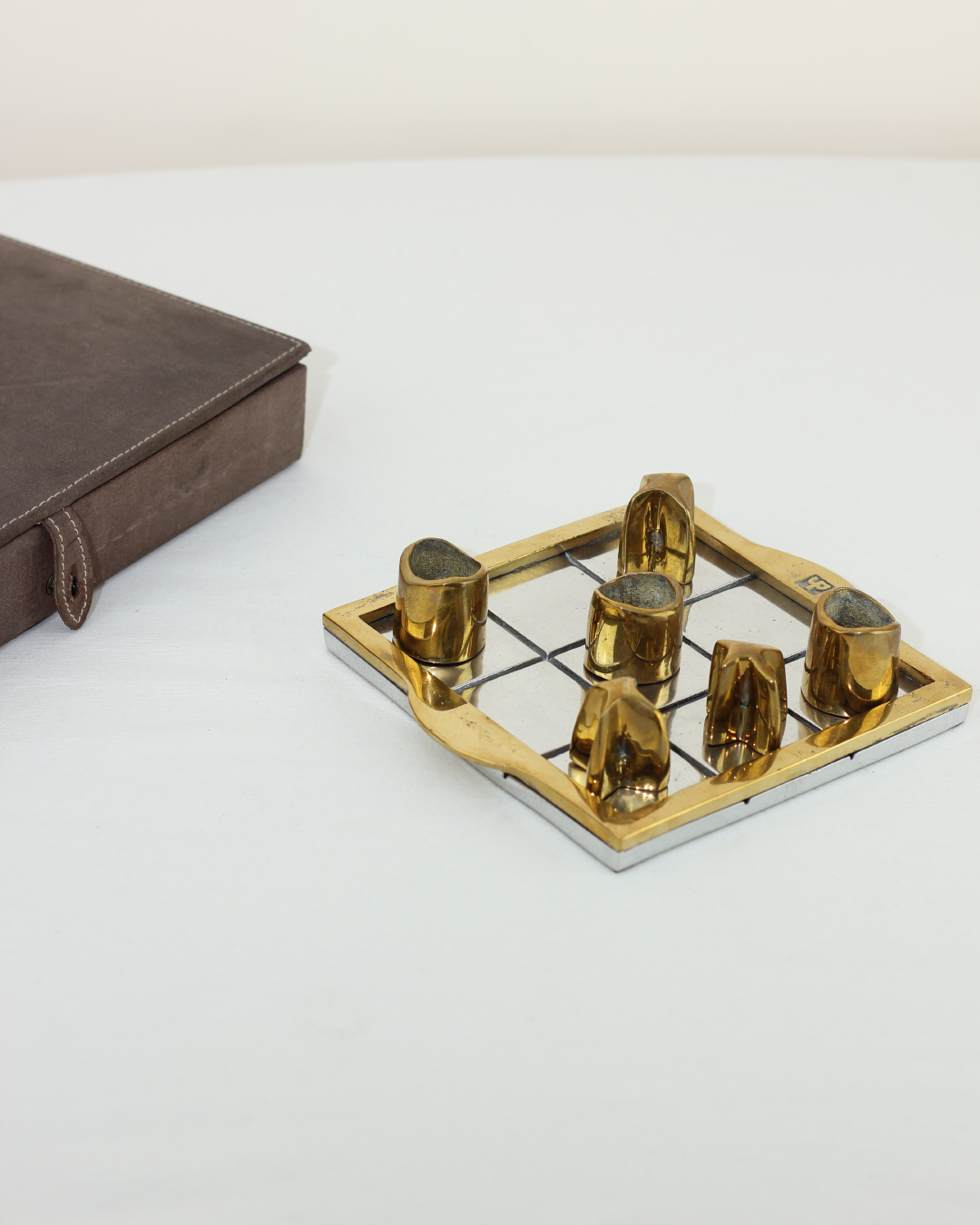 TRES EN RAYA BRUTALISTA