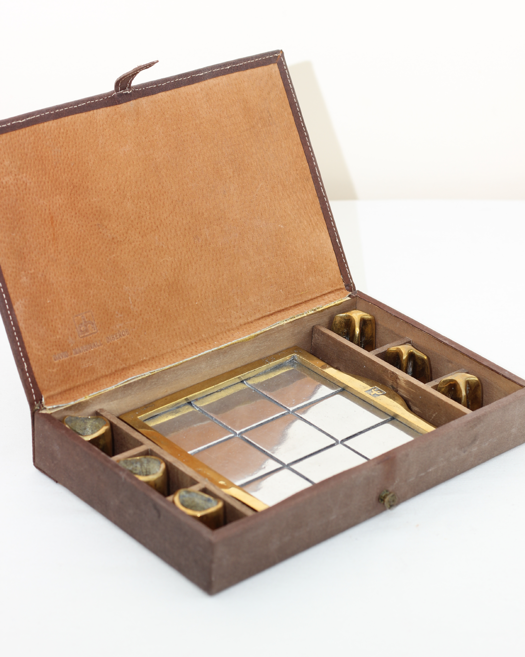 TRES EN RAYA BRUTALISTA