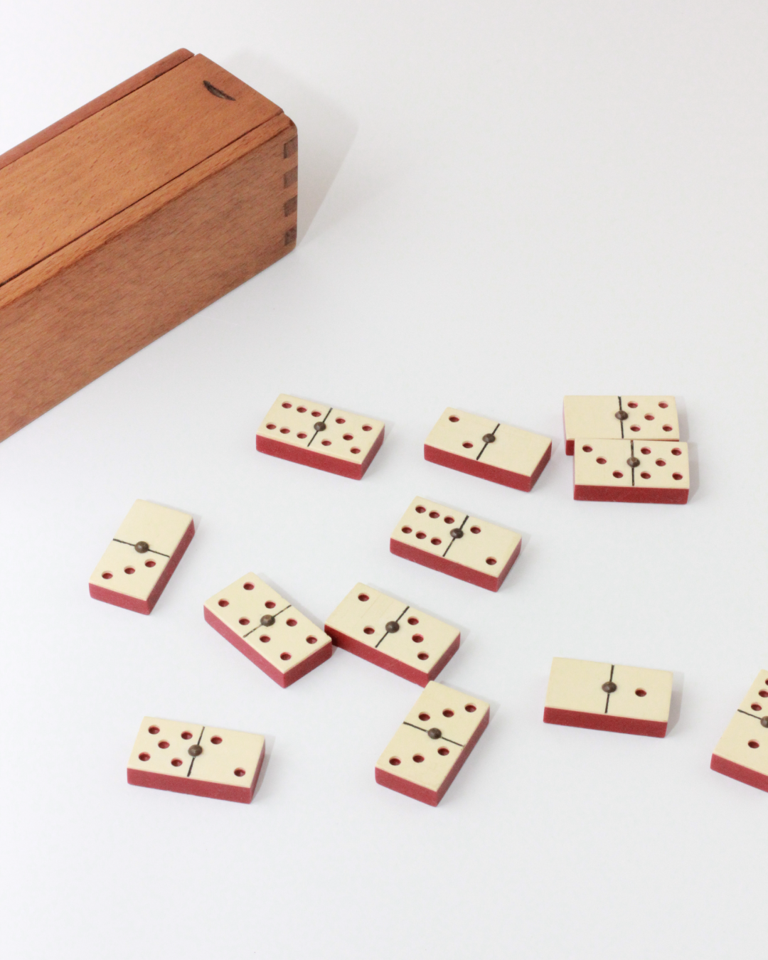 PARENCE : Jeu traditionnel de Domino - 28 pièces plus Boîte en bois et couvercle coulissant Enfant Et Adultes couleur Noir PARENCE : Jeu traditionnel de Domino - 28 pièces plus Boîte en bois et couvercle coulissant Enfant Et Adultes couleur Noir